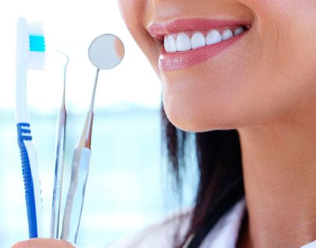 Clínica Dental Errota mujer con implementos odontológicos